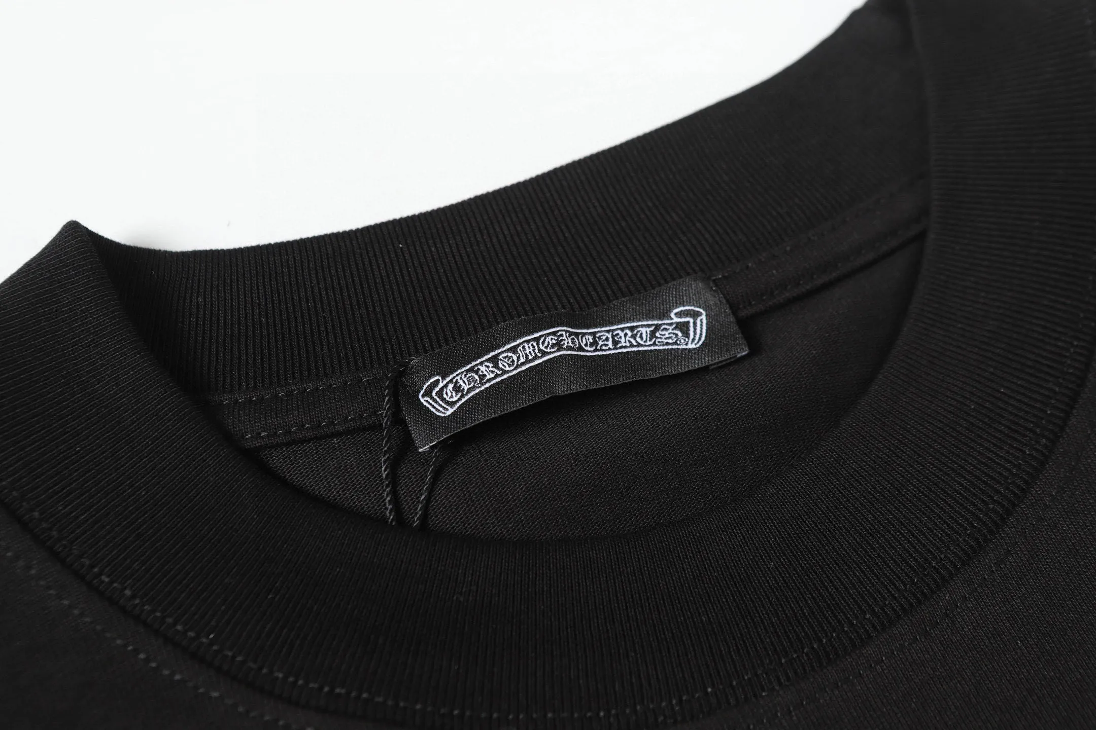 🅿️180 Chrome hearte/Chrome heart ch 25ss early spring new cross foam short sleeves. A must-have item for daily commuting for men and women in light luxury. The correct version is welcome to compare. Detailed features ·280 grams of 100% cotton double yarn jersey fabric ·Special thickened 32 pieces of double-strand 1x1 thread in the same cylinder ·Double-needle stitching process ·Original main mark washed hangtag COLOUR: black white SIZE: s xl